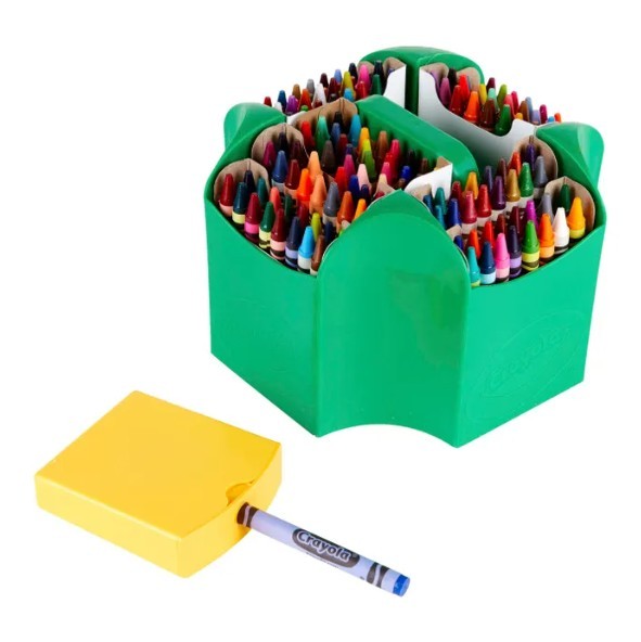 Crayola Ultimate Crayon Collection includes Glitter & Metallic - La collection ultime de crayons inclut des modèles à paillettes et métallisés.
