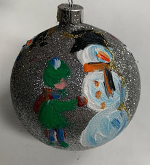 Ornament by Katerina Mertikas - Children Building Snowmen / Ornement de Katerina Mertikas - Enfants construisant des bonshommes de neige
