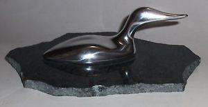 Loon on Dark Stone Figure / Figure de huard sur pierre sombre
